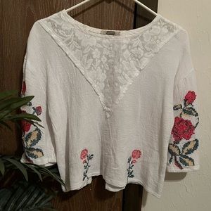 White & floral size medium top from gimmicks